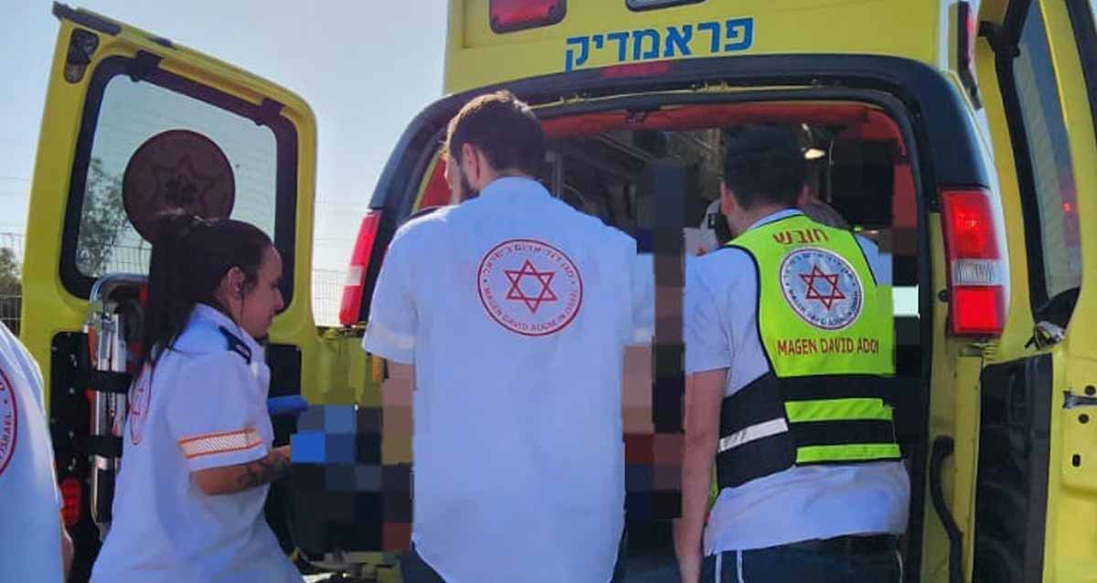 חובשים ופרמדיקים של מד״א מטפלים בתלמידים. רכב מד״א