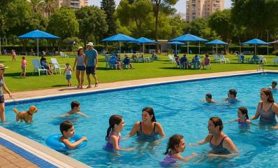 איור של בריכת שחייה. כניסה חד פעמית לקאנטרי - רמת גן מול גבעתיים. ילדים והורים בבריכה. ליד הבריכה משטח גדול עם דשא, שמשיות וכסאות. ברקע עצים.