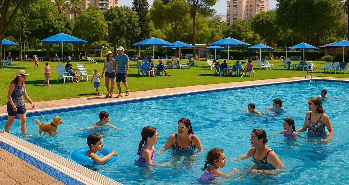 איור של בריכת שחייה. כניסה חד פעמית לקאנטרי - רמת גן מול גבעתיים. ילדים והורים בבריכה. ליד הבריכה משטח גדול עם דשא, שמשיות וכסאות. ברקע עצים.