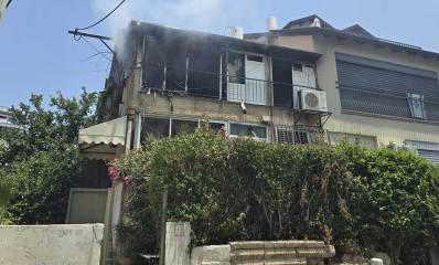 שריפה בדירה ברחוב הפלמ"ח בגבעתיים. עשן יוצא מהחזית ומהצד של הדירה בקומה העליונה השמאלית.