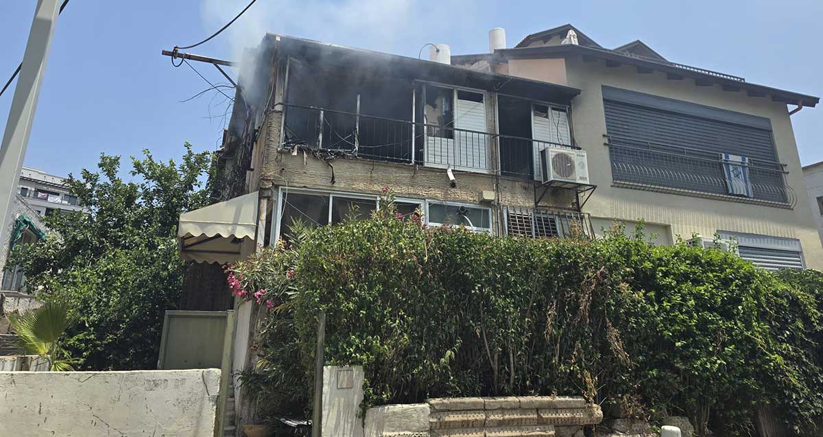 שריפה בדירה ברחוב הפלמ"ח בגבעתיים. עשן יוצא מהחזית ומהצד של הדירה בקומה העליונה השמאלית.