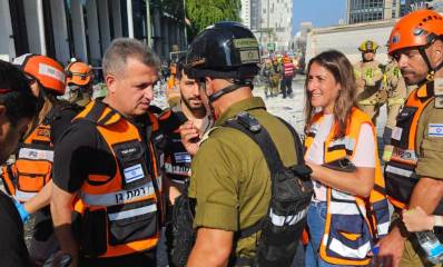 ראש עיריית ר"ג כרמל שאמה בזירת נפילת הטיל האיראני השלישי בעיר 19.6.25. צילום: עיריית ר"ג