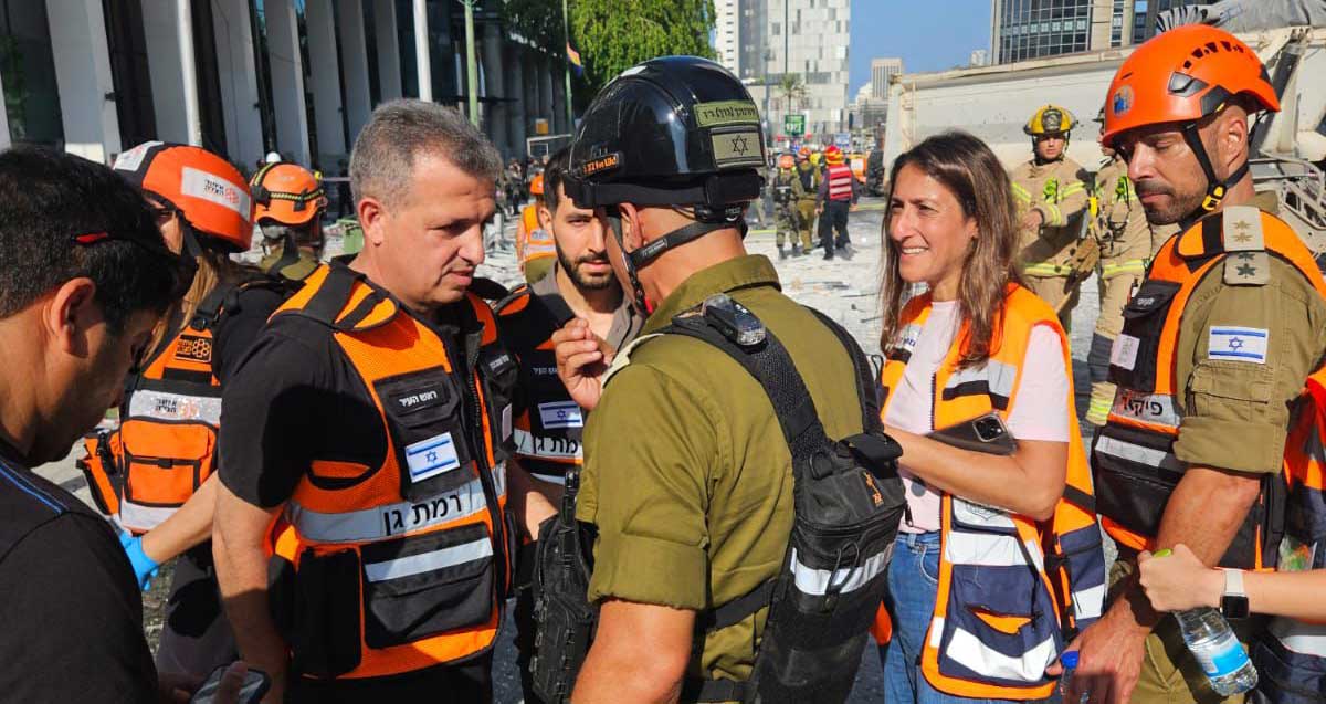 ראש עיריית ר"ג כרמל שאמה בזירת נפילת הטיל האיראני השלישי בעיר. צילום: עיריית ר"ג