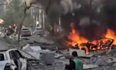 זירת הנפילה ברמת גן. אש גדולה, עשן שחור ומכוניות הרוסות.