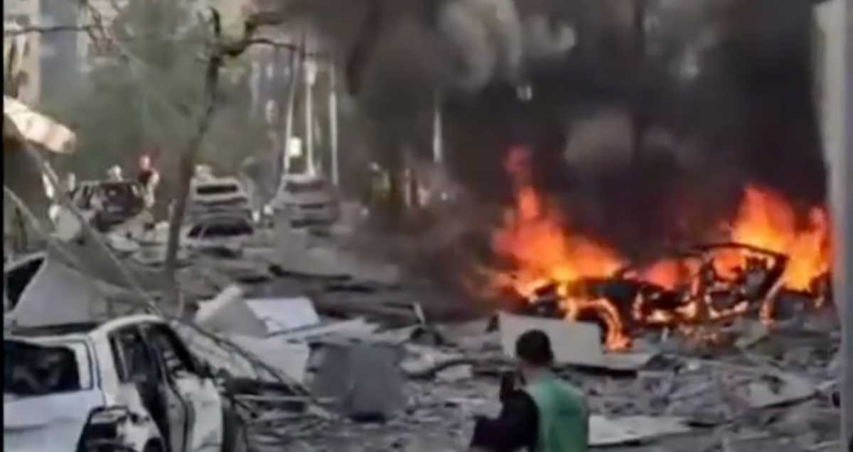 זירת הנפילה ברמת גן. אש גדולה, עשן שחור ומכוניות הרוסות.