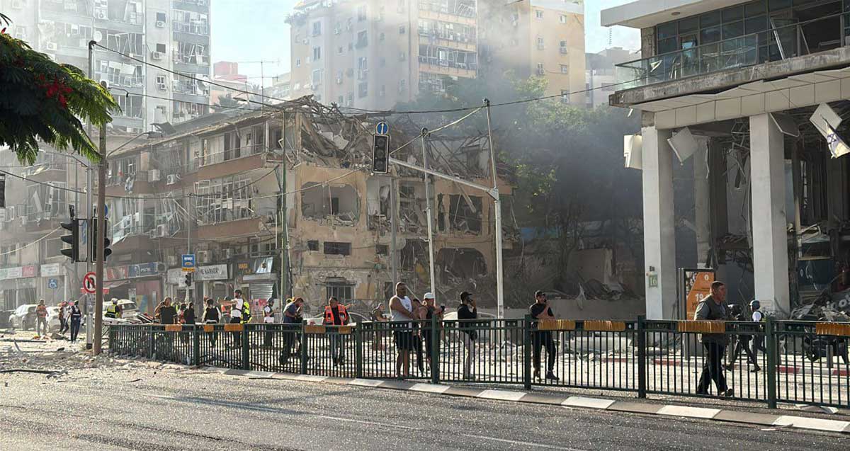 זירת הנפילה ברמת גן. פגיעה בבניין של ארבע קומות, הגג הרוס ונפגע החלק האחורי של הבניין.