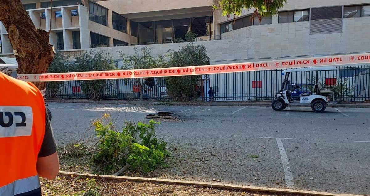 רסיס סמוך לבית חולים שיבא. רסיס על הכביש. הזירה סגורה עם סרט אדום