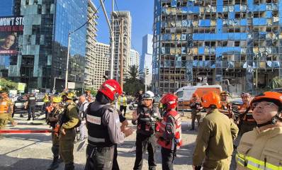 זירת נפילת הטיל האיראני ברמת גן בגבול עם ת"א. בניין רב קומות וכל החזית שבורה. אנשי כבאות, מד"א ופיקוד העורף בשטח.