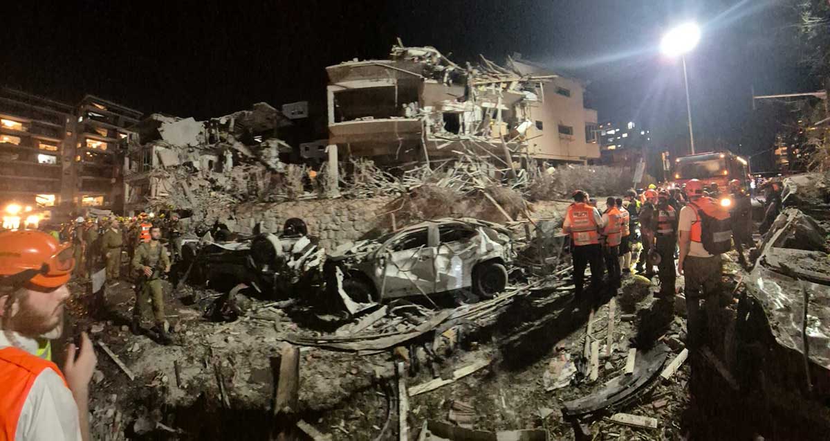 הפגיעה בבניין של טיל מאירן. אנשי כוחות הביטחון ואיחוד הצלה ליד הבניין.