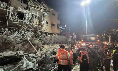 הפגיעה בבניין של טיל מאירן. אנשי כוחות הביטחון ואיחוד הצלה ליד הבניין.