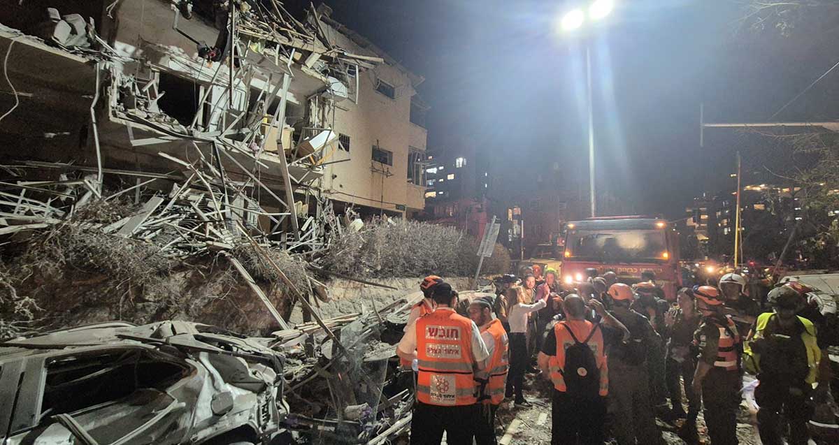 הפגיעה בבניין של טיל מאירן. אנשי כוחות הביטחון ואיחוד הצלה ליד הבניין.