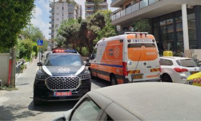 ניידת משטרה ואמבולנס איחוד הצלה בזירת אירוע נפילת פועל ברמת גן. צילום: איחוד הצלה און ליין