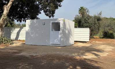 מקלט יביל. דלת סגורה ועליה הכיתוב: עיריית רמת השרון 106 מוקד חירום.