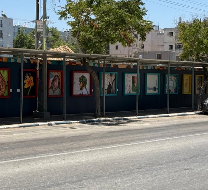 תערוכת ציורי תלמידים באתר בנייה של ICR, צילום באדיבות ICR