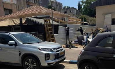 האזור בגבעתיים שממנו יפונה האסבסט. פועלים מגדרים את המקום.