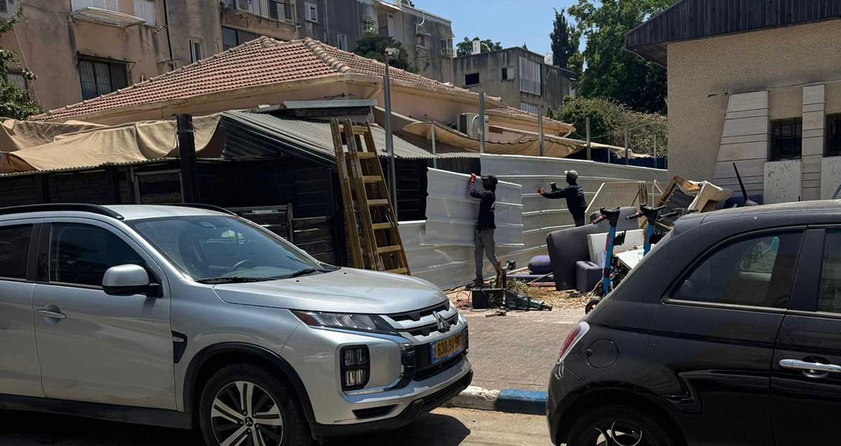 האזור בגבעתיים שממנו יפונה האסבסט. פועלים מגדרים את המקום.