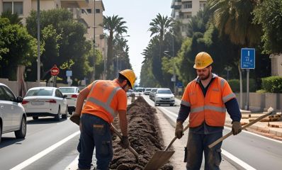 שני פועלים עובדים בכביש בעיר, צילום אילוסטרציה AI