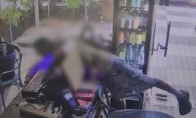 גנב רוכן מעל קופה בחנות וגונב כסף