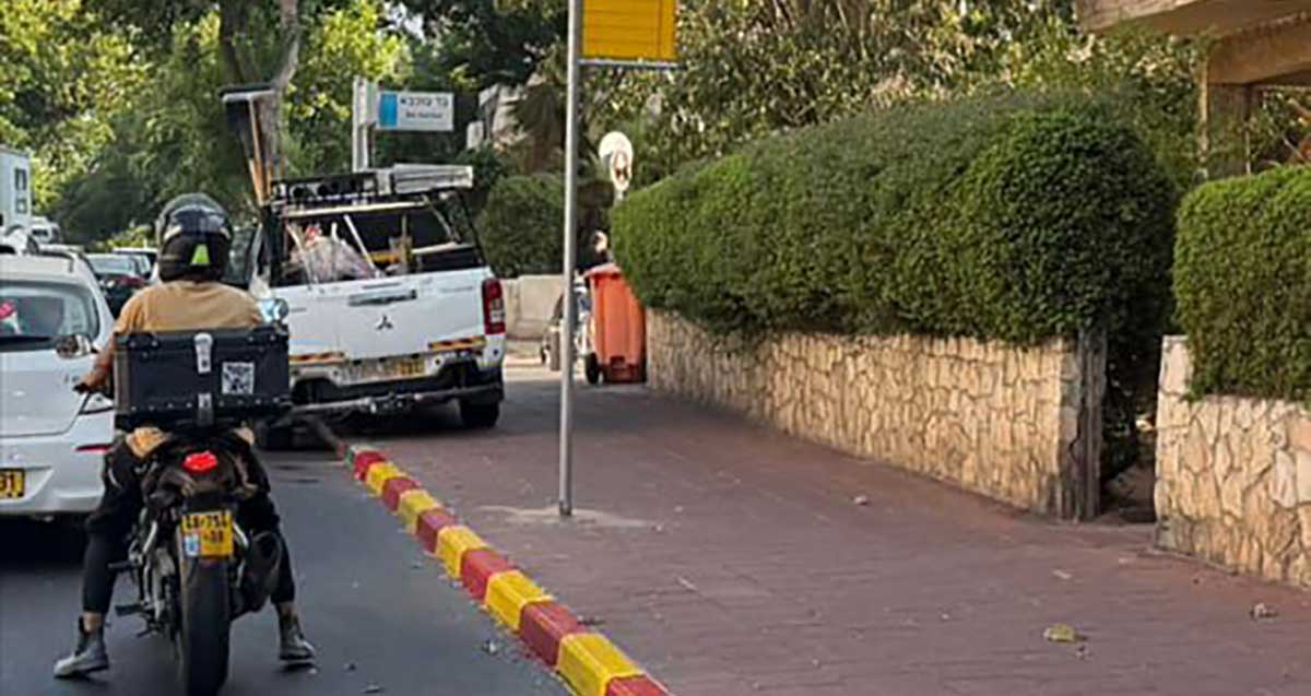 שינויים בתחנות האוטובוס בשדרות ירושלים וברחוב הרא"ה. תחנת עצירה לאוטובוס עם סימון בשפת המדרכה ועמוד עם רשימת קווים.