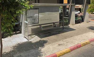 שינויים בתחנות האוטובוס בשדרות ירושלים וברחוב הרא"ה. תמונה של תחנת אוטובוס עם ספסל ישיבה.