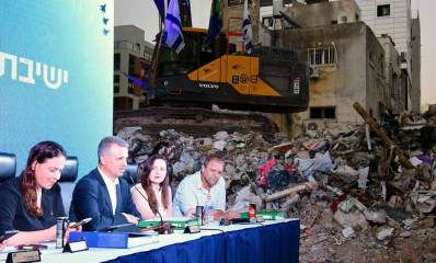 כרמל שאמה הכהן עם חברי מועצה בישיבת מועצה מיוחדת על רקע שכונת תרצה ההרוסה מנפילת תיק בניינים מפוייחים טרקטור ענק