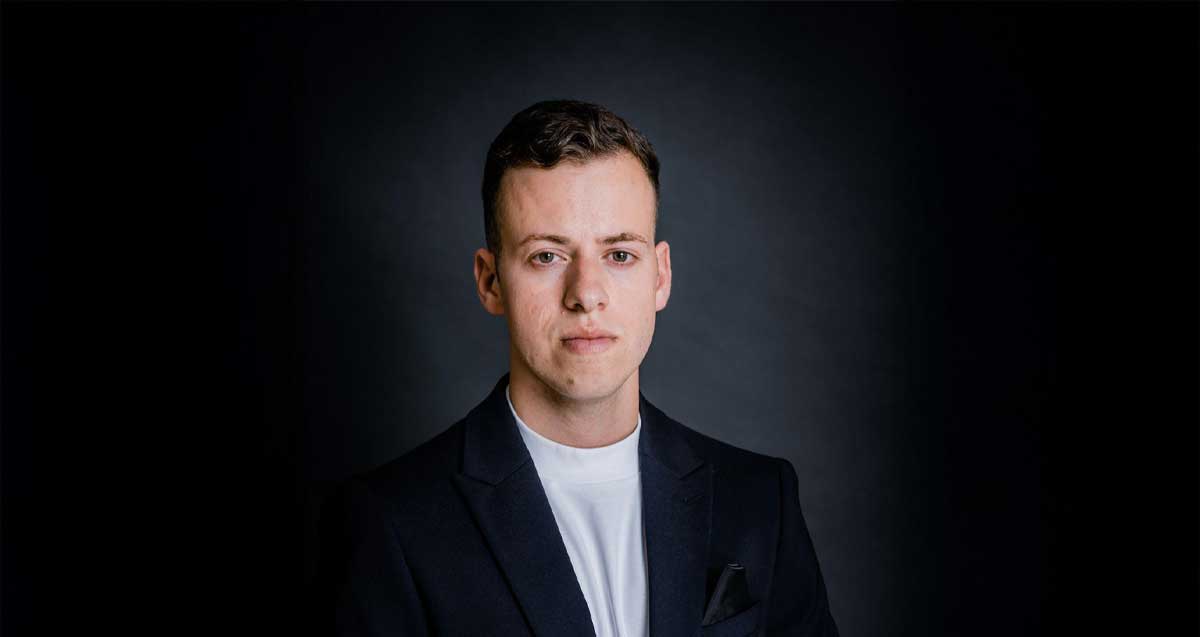 פעיל חברתי גל חביב בחולצה לבנה ומקטורן שחור.