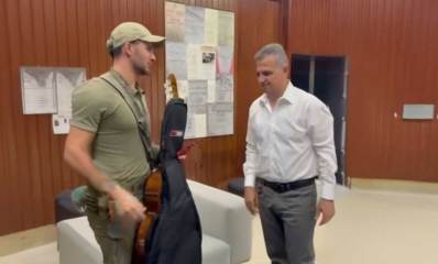 הענקת גיטרה ללוחם גולני שדה לעזה. ראש העיר רמת גן והלוחם עם הגיטרה.