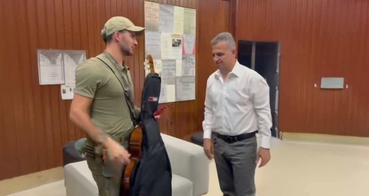 הענקת גיטרה ללוחם גולני שדה לעזה. ראש העיר רמת גן והלוחם עם הגיטרה.