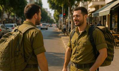 איור בינה מלאכותית. שני חיילי מילואים ברחוב תל אביבי