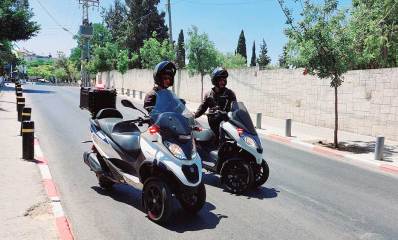המשטרה נערכת להילולת "שטפנשט" בבית העלמין נחלת יצחק. שני שוטרים עם אופנועים חונים בכביש ליד בית העלמין.