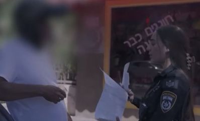 שוטרת נותנת דוח לרוכב אופנוע ברמת גן, צילום באדיבות דוברות המשטרה