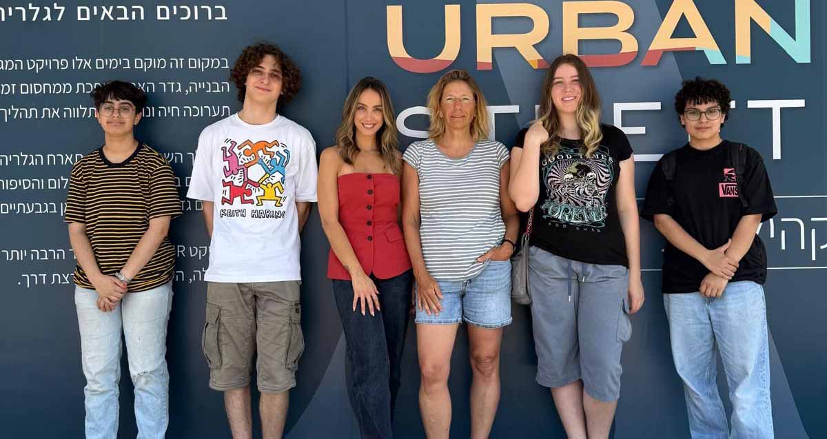 שירי דורון, ראשת החוג לאמנות חזותית של תיכון קלעי בגבעתיים יחד עם תלמידים ועם ג'יל יהב מנהלת שיווק הפרויקט