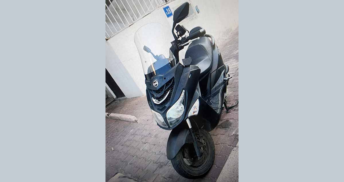 קטנוע חונה על מדרכה