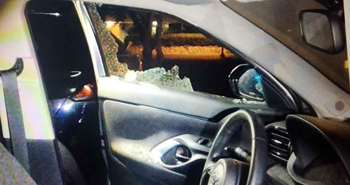 הרכב שאליו פרצו השב"חים. שמשת הדלת של הרכב מנופצת.