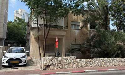 רחוב השוטרת 6. בניין של שתי קומות. רכב חונה בחנייה ליד הבניין.