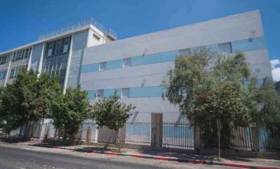 תיכון אורט קרייזמן.בצד ימין מבנה מוגן של שלוש קומות ולידו בניין של ארבע קומות.