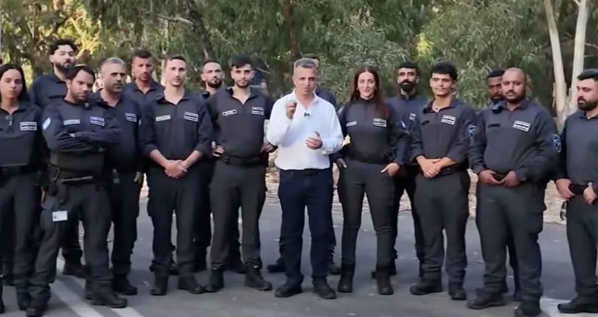 סיירת ביטחון ברמת גן. תמונה קבוצתית עם ראש העיר.
