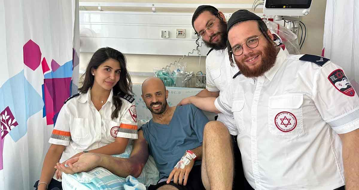 הוכש על ידי נחש צפע ופונה במסוק לבית חולים. הנפגע עם צוות של שלושה אנשי מד"א בבית חולים.