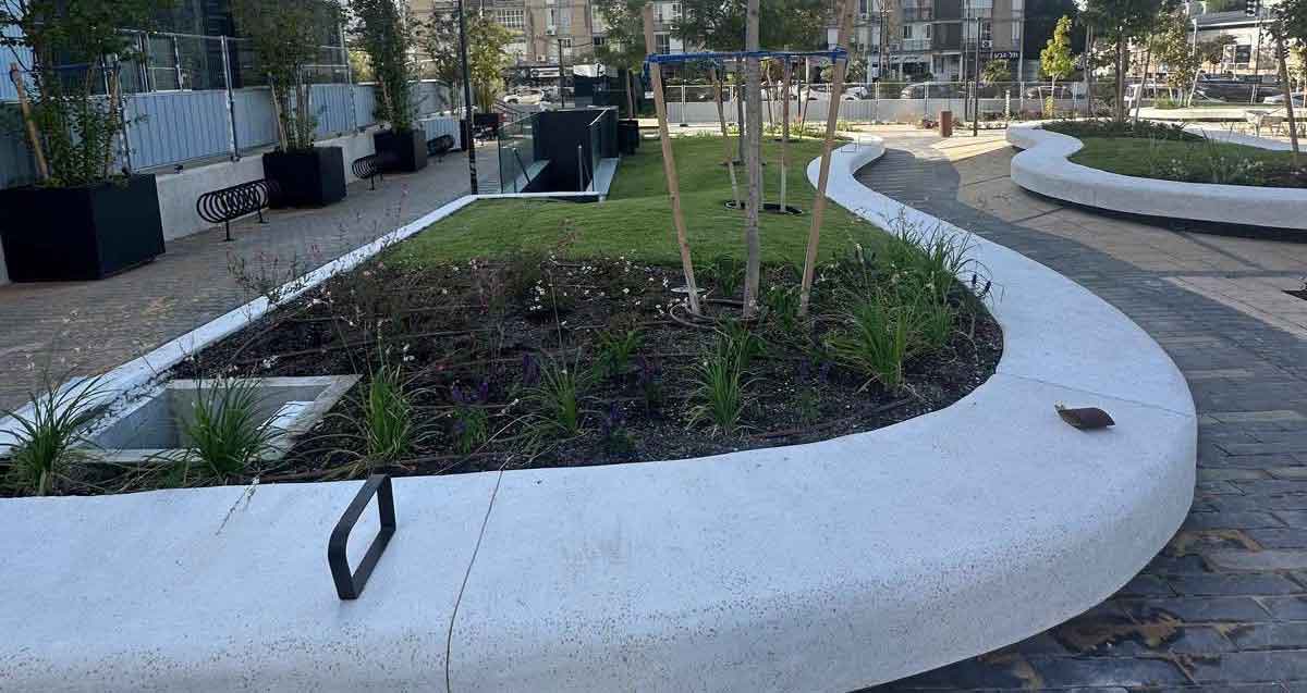 גבעתיים: בקרוב ייפתח חניון חדש עם 300 מקומות חנייה. הרחבה עם גינות אשר מתחתה הוקם החניון.