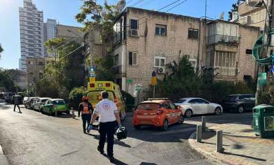 פועל נפל מגובה באתר בנייה ברחוב הפודים ברמת גן. פראמדיק ורכבים של איחוד הצלה ומד"א ברחוב.