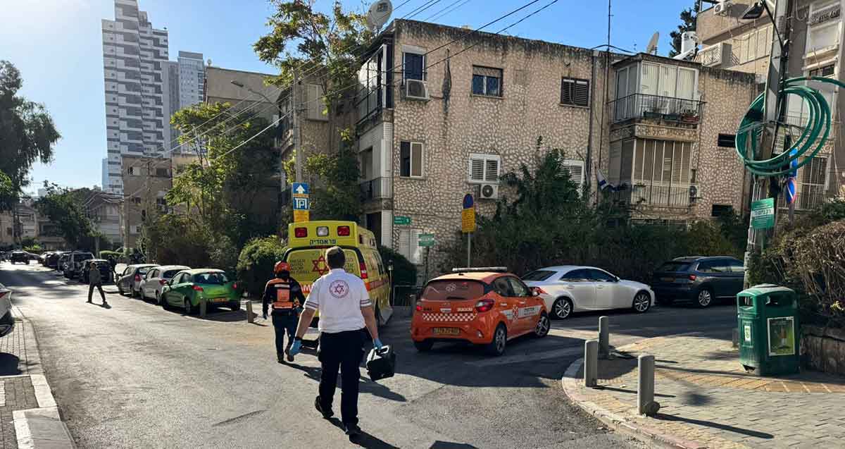 פועל נפל מגובה באתר בנייה ברחוב הפודים ברמת גן. פראמדיק ורכבים של איחוד הצלה ומד"א ברחוב.