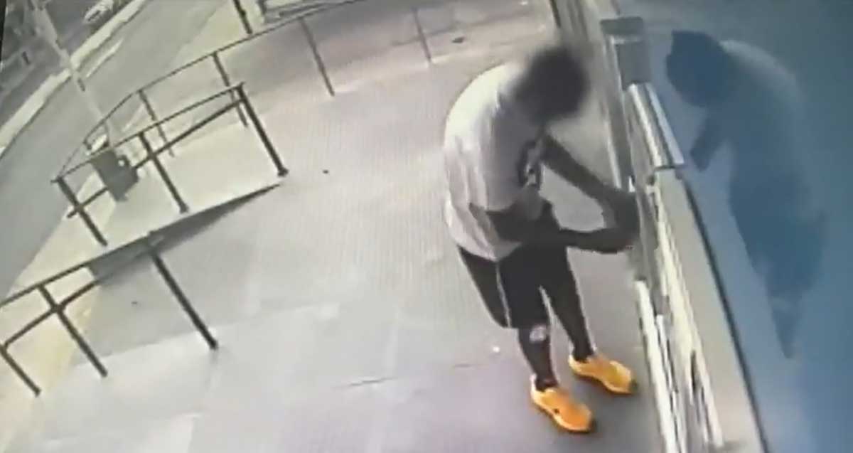 חשוד בוונדליזם בסניף בנק ברמת גן. צילום ממצלמות האבטחה במקום