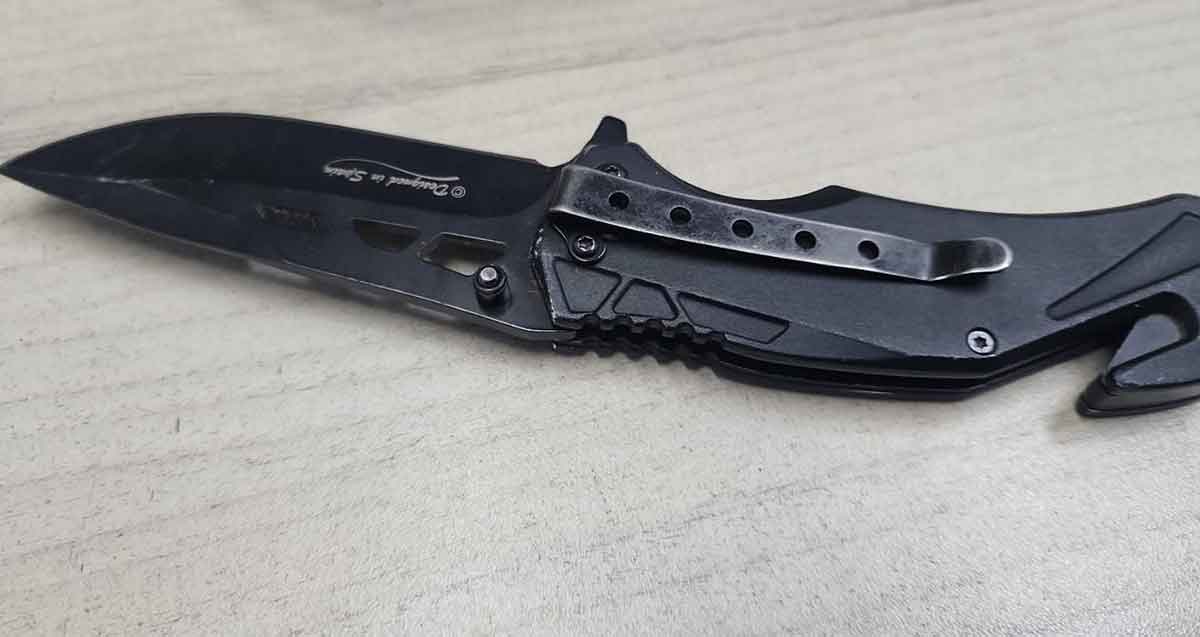 סכין מתקפלת שנמצאה בחיפוש אצל חשוד ברמת גן