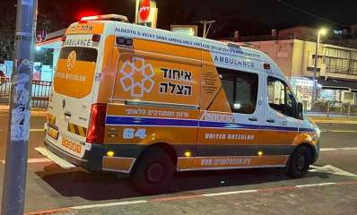 רוכב קורקינט חשמלי נפצע בינוני. רכב של איחוד הצלה חונה ברחוב.