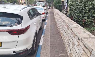 מדרכה צרה ברחוב כצנלסון בגבעתיים