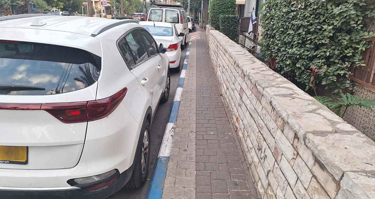 מדרכה צרה ברחוב כצנלסון בגבעתיים