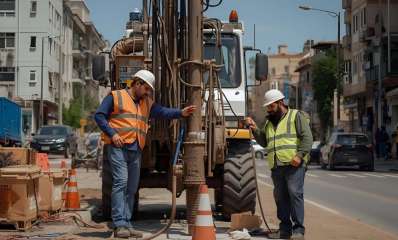 צוות קידוח של שני גברים עובדים ברחוב עירוני, הדמיית בינה מלאכותית: רמת גן גבעתיים אונליין