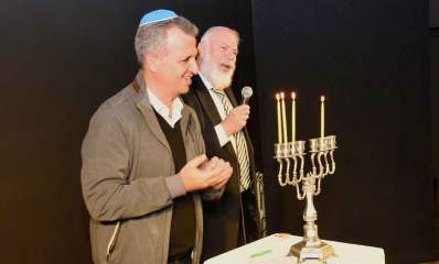 אירוע הדלקת נרות למשפחות שכולות ברמת גן. ראש העיר ואדם נוסף מדליקים נר שלישי.