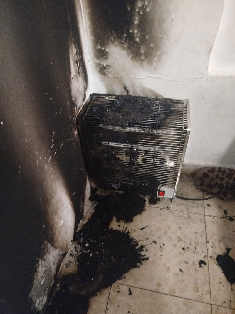 תנור ספירלה שהתלקח וגרם לשריפה והשחרת קירות דירה