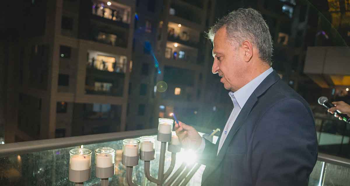 ראש העיר רמת גן, כרמל שאמה הכהן, מדליק נרות במופע המרפסות ברמת גן